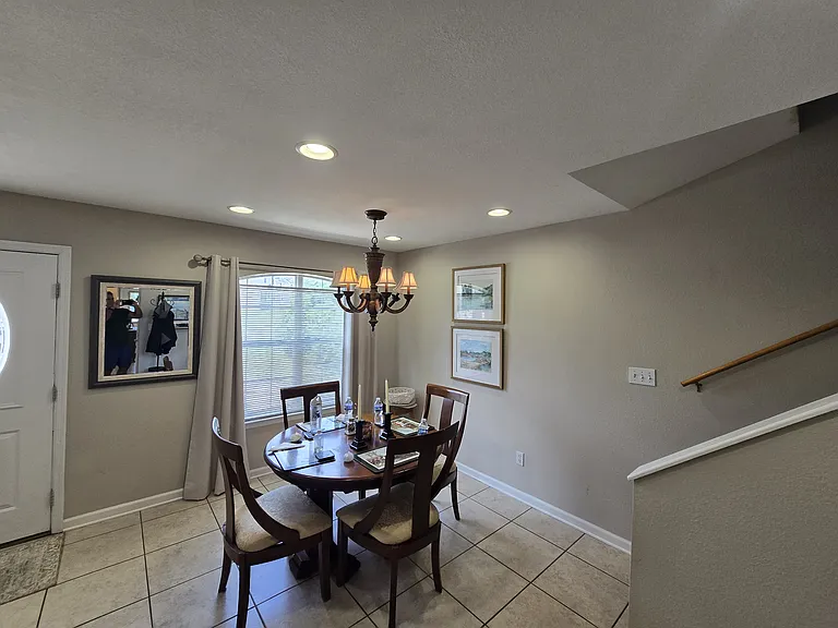 147 Williamsburg Ave — Photo 4