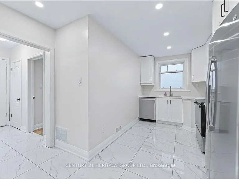 39 Reiner Rd #UPPER — Photo 14