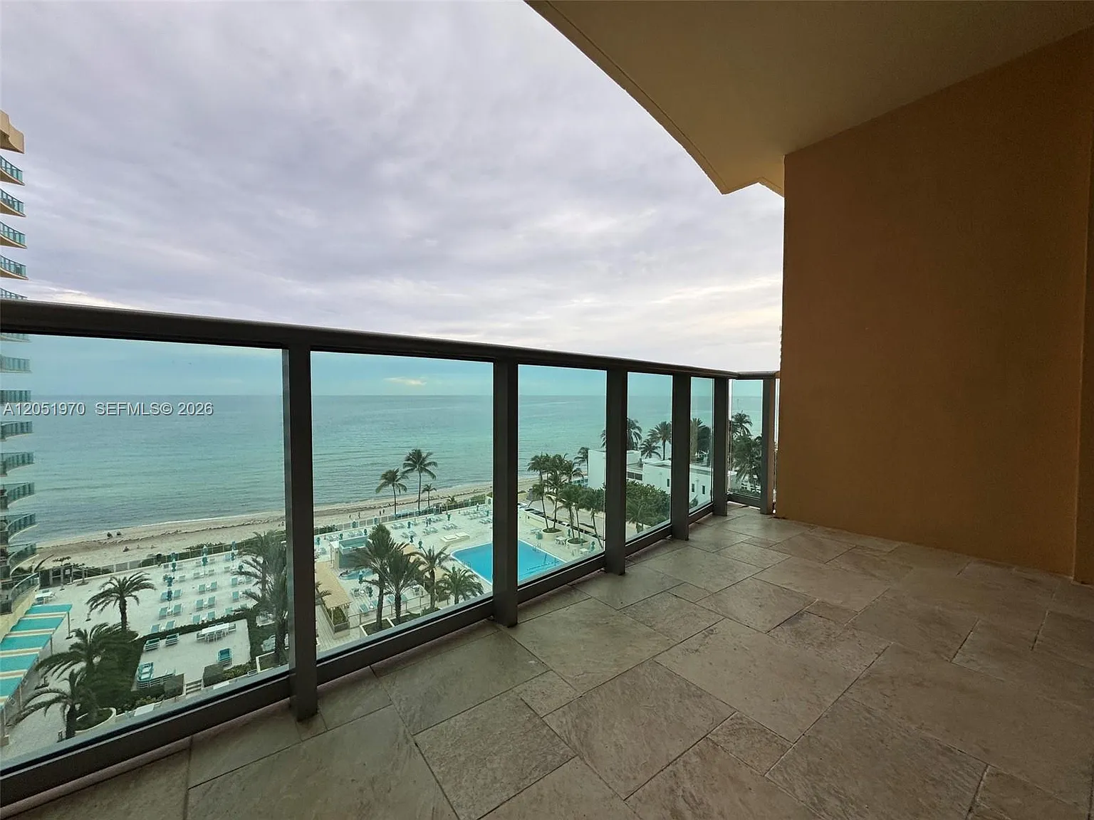 Wave Condo — Photo 3
