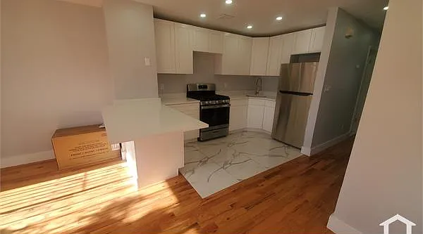 3 bed, 1200 sqft, $3,777 — Photo 2