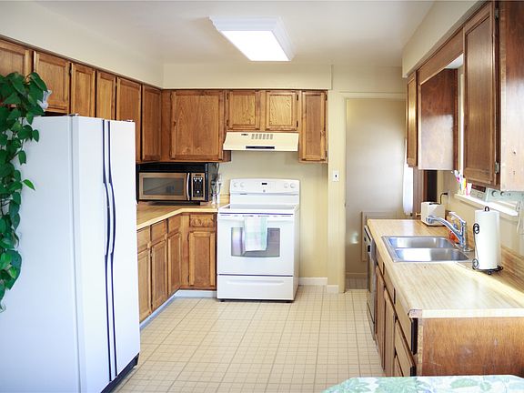 Kitchen with great layout