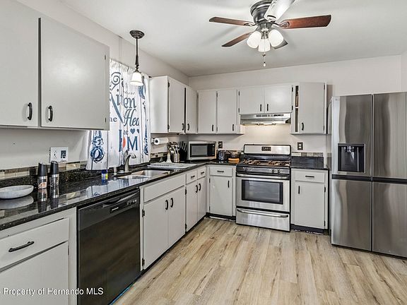 4th image of 5262 Woodridge Ln