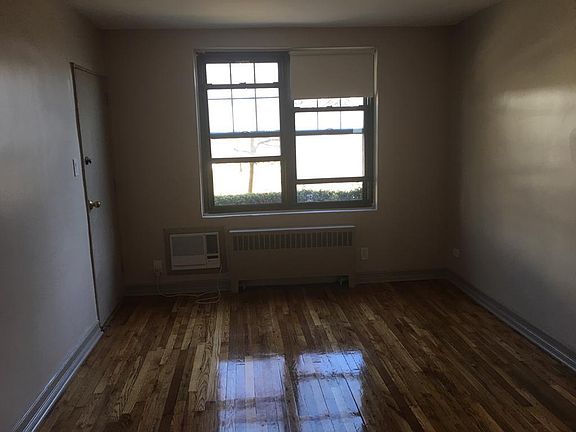 4th image of 7035 Park Dr E