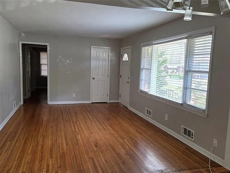 136 Hillsdale Dr SE — Photo 3