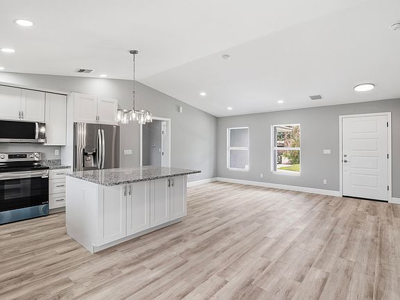 5th image of 2805 SE Carroll Street