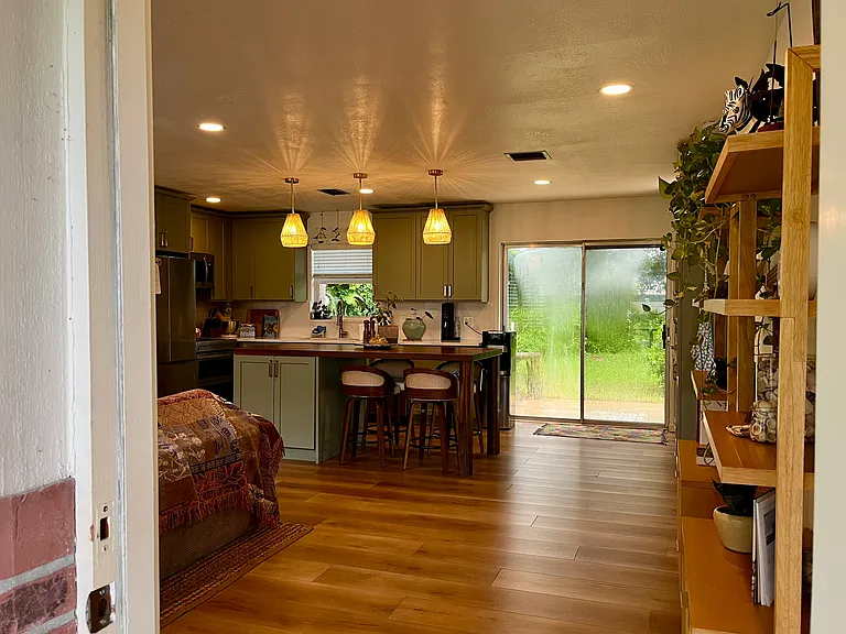 902 SE Ocean Ave — Photo 1