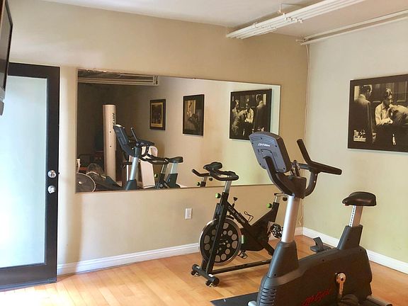 5th image of 2520 N Beachwood Dr #1