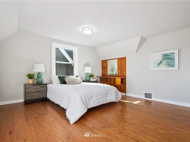 2428 Boyer Ave E — Photo 14
