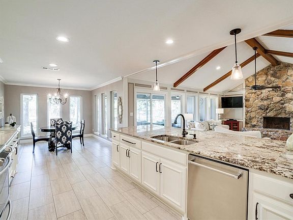 2nd image of 301 Oakview Dr