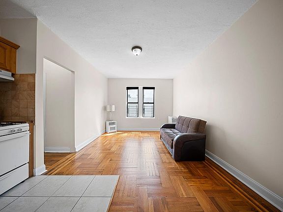 4th image of 1372 Shakespeare Ave #4D