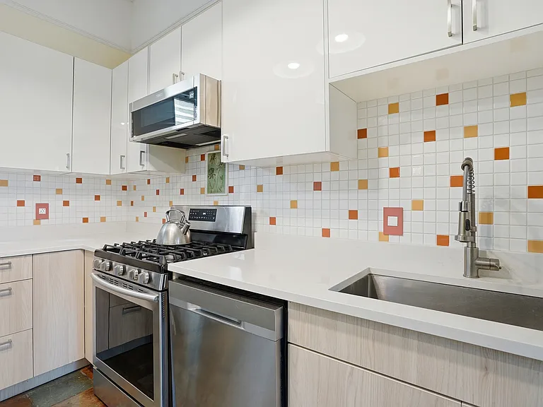 524 E Henry St — Photo 15