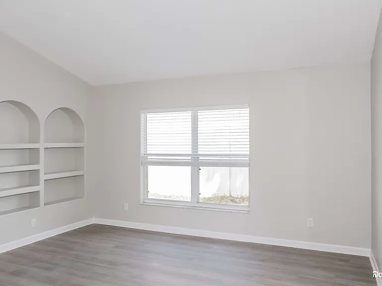 2544 Meadow Oaks Loop — Photo 7