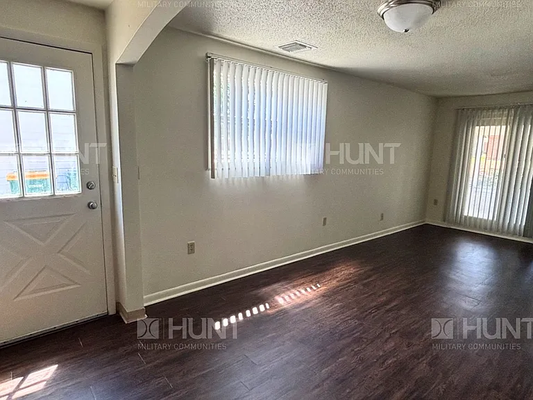135 W Dove Ln — Photo 2