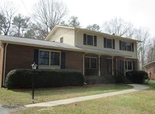609 10th St, Blackstone, VA 23824