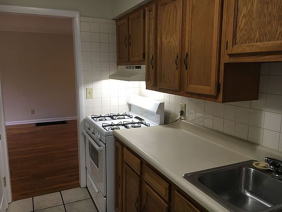 5th image of 2783 Calumet St #A