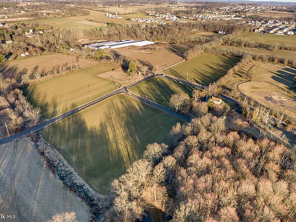 3rd image of 7 Twin Oaks Dr