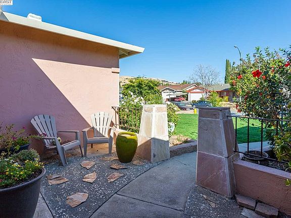 3rd image of 3561 Minto Ct