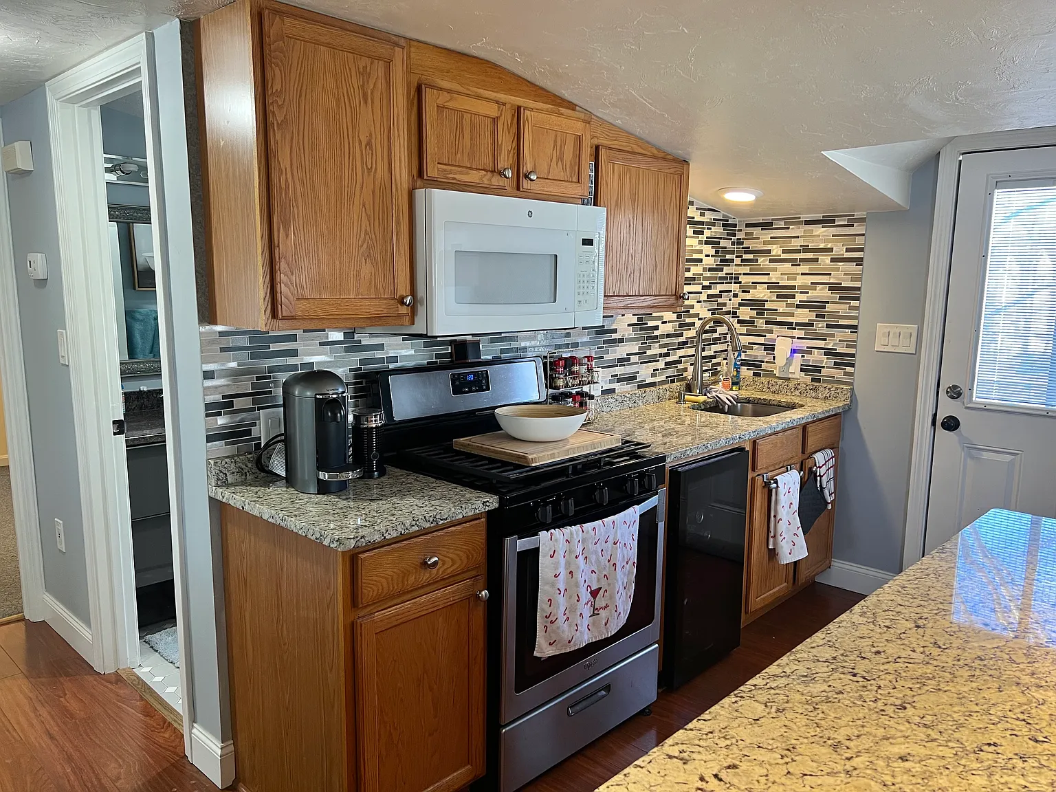 2 bed, 750 sqft, $2,400 — Photo 2