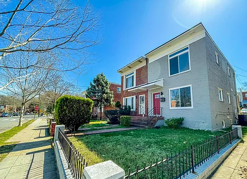 1267 Emerson St NE Photo 1