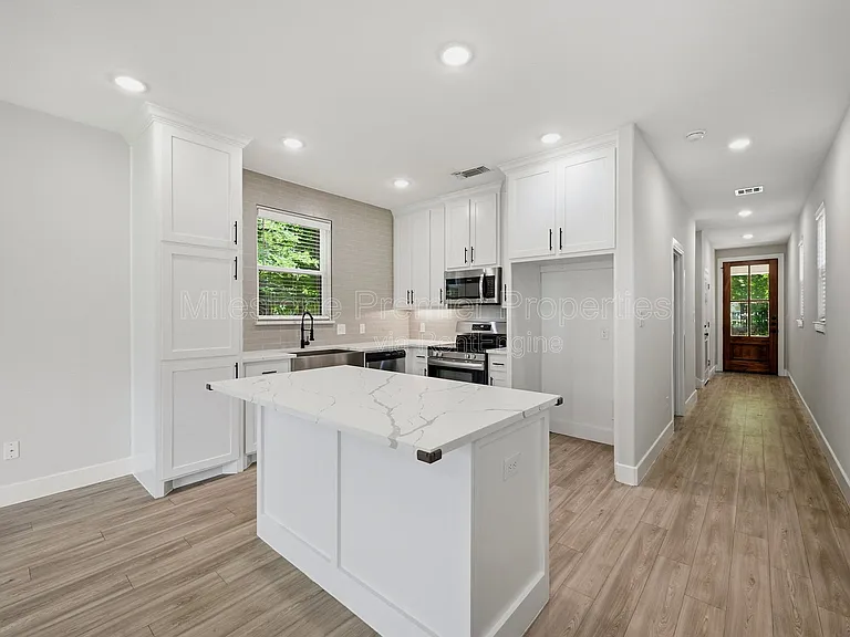 931 W Collins St — Photo 8