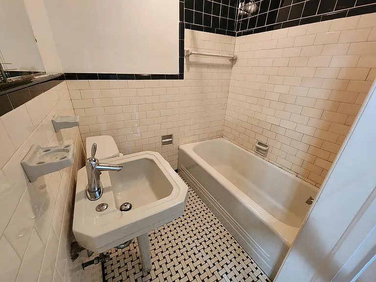 400 2nd Ave #3 — Photo 9