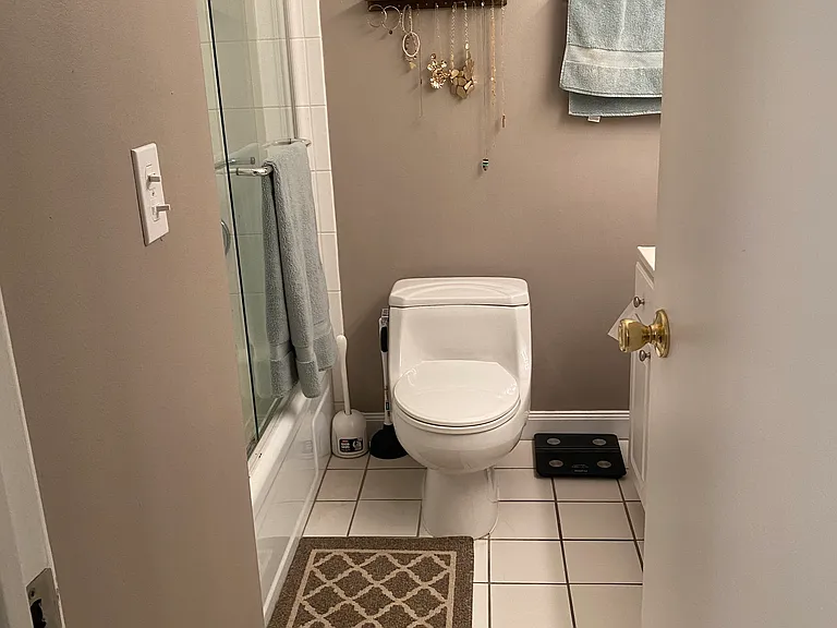2828 N Burling St #405 — Photo 11