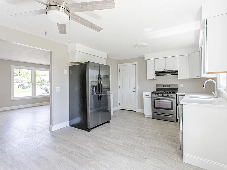 1736 Elmwood Cir — Photo 7