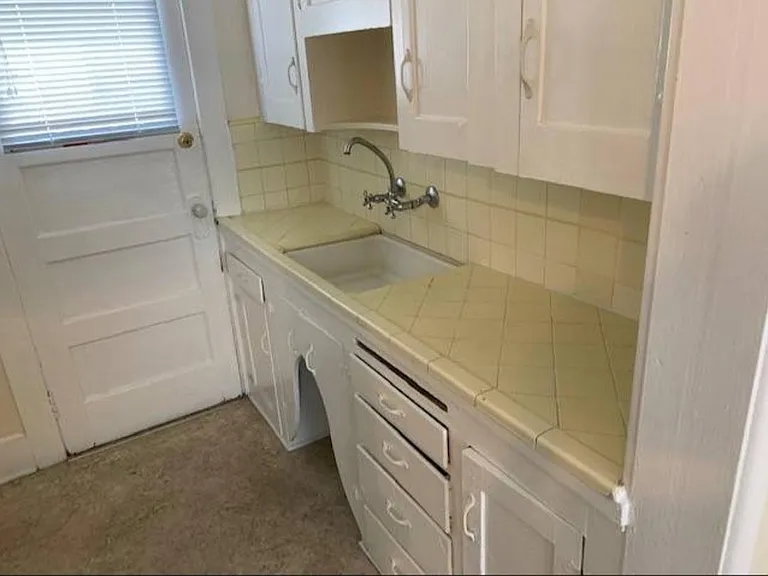 1528 E 1st St #7 — Photo 7