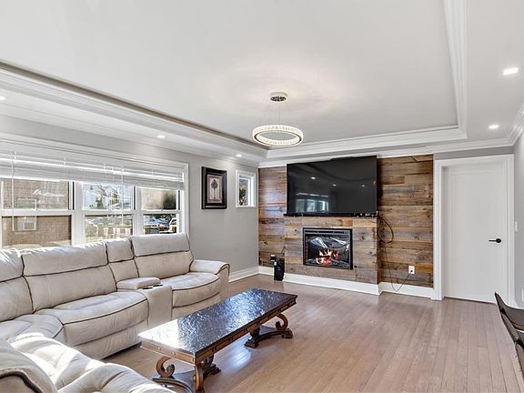 5th image of 61 Sherwood Ave #1