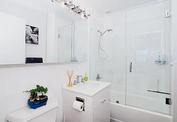 Sold by R New York | media 32