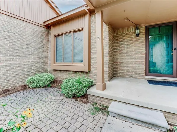 2125 London Bridge Dr, Rochester, MI 48307