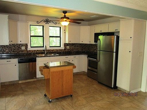 5th image of 654 Herbert St