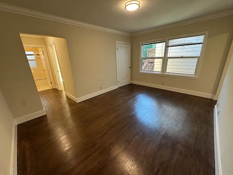 1005 Burlingame — Photo 4