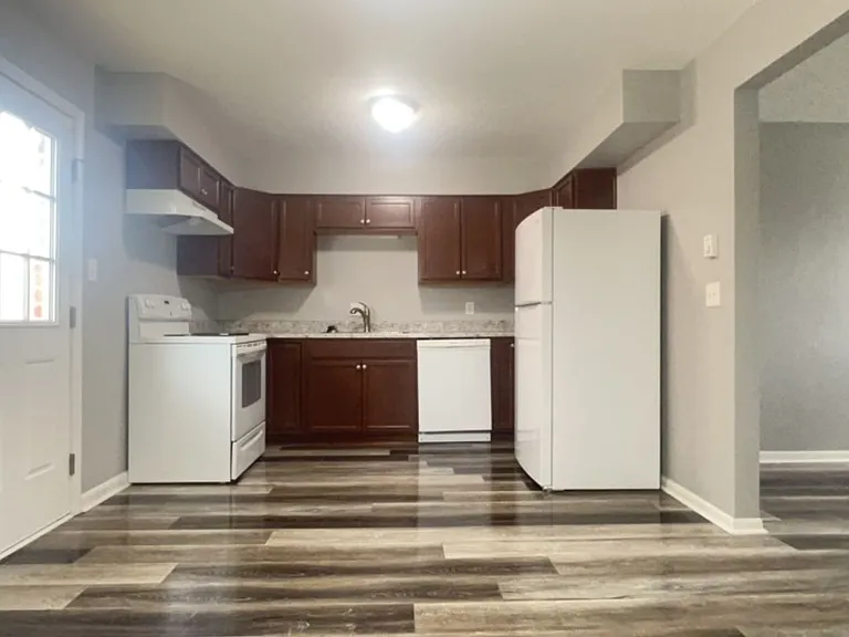 Lincoln Apartments — Photo 17