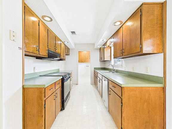 4th image of 2455 Duncan Dr
