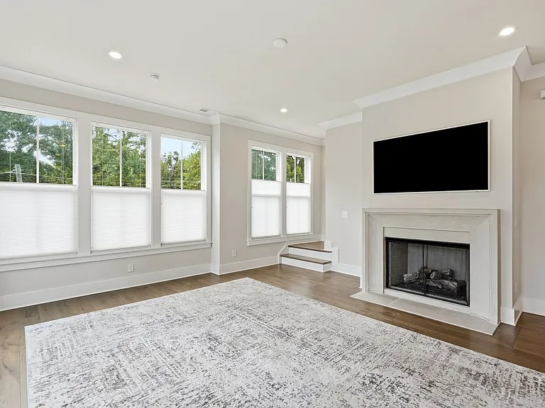 2428 Runnymede Ln — Photo 20