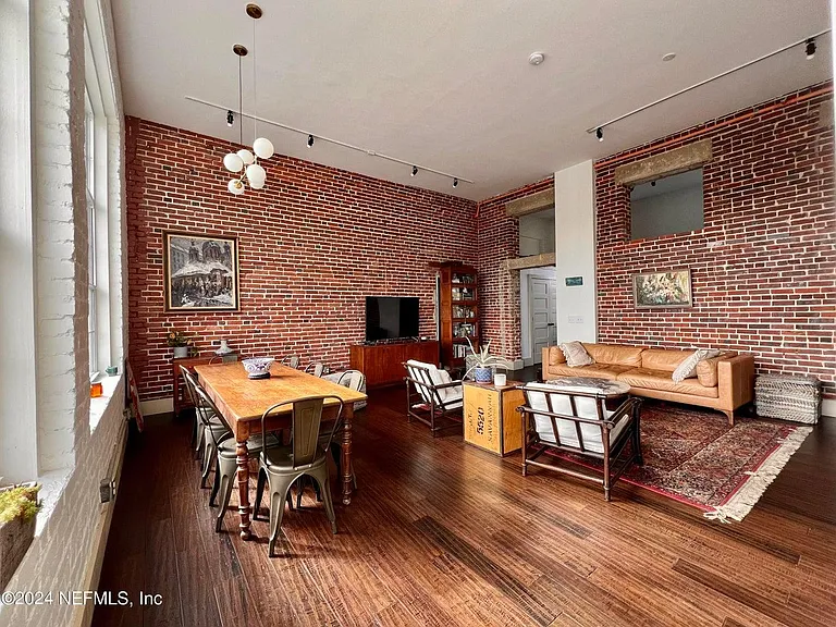 1951 N Market St #3 — Photo 3