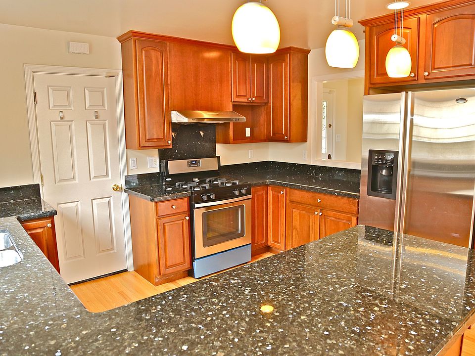 1st image of 860 Thornhill Dr