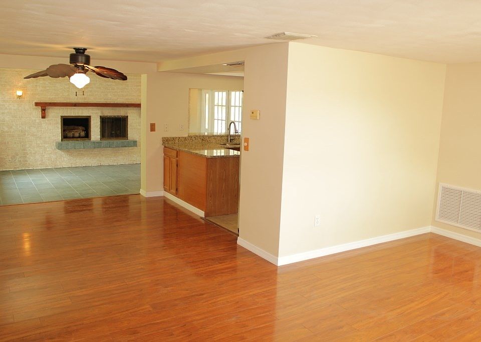 2nd image of 3935 Stratfield Dr