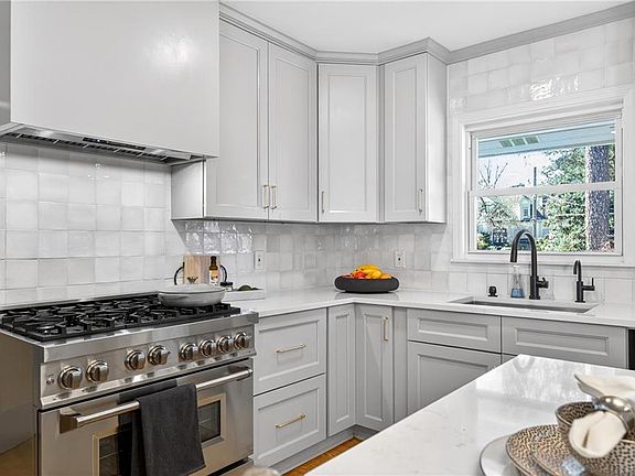 5th image of 3811 N Stratford Rd NE