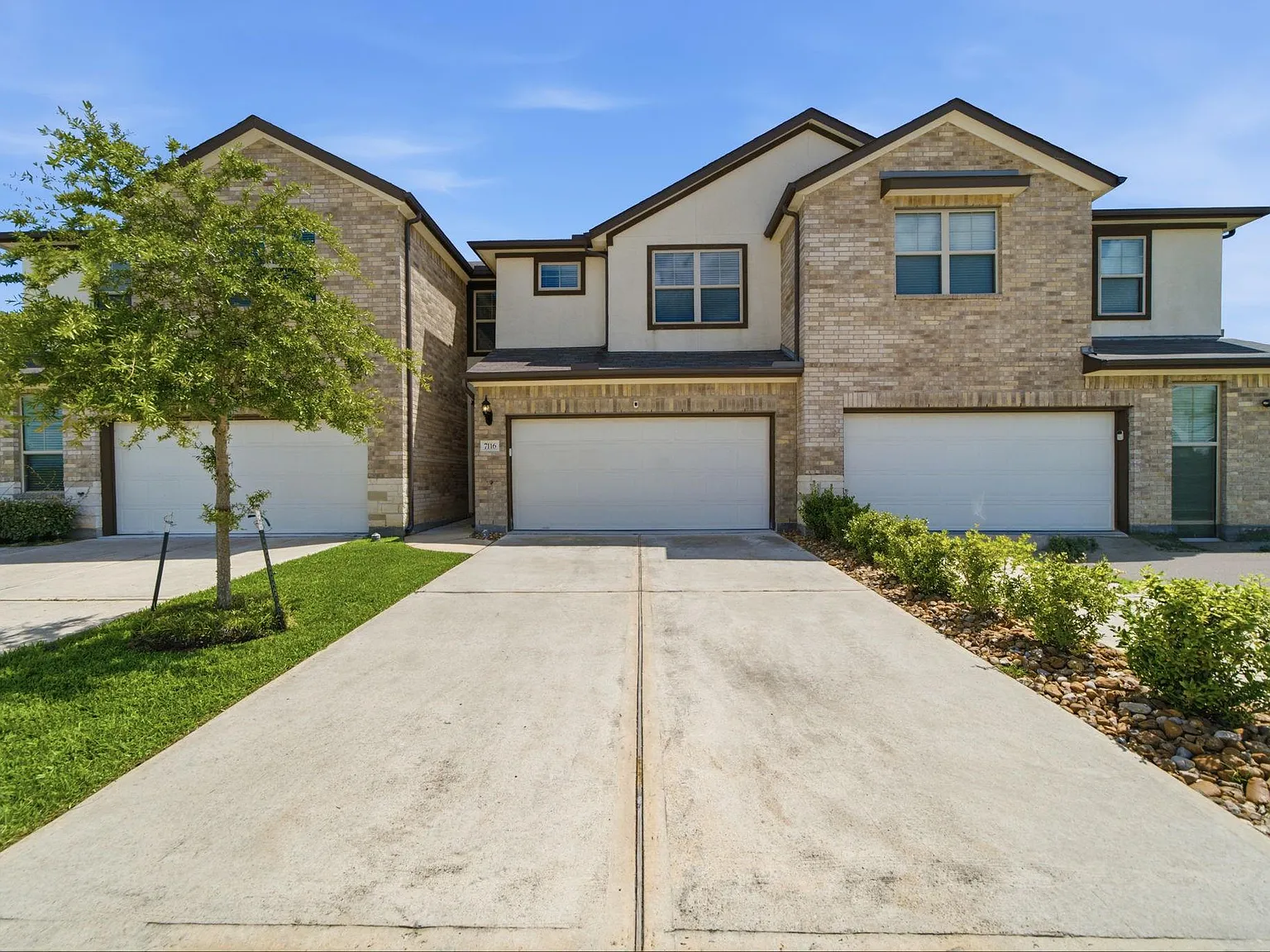 3 bed, 2.5 bath, 1728 sqft, $2,500 — Photo 2