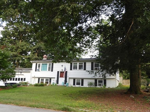 3rd image of 15 Wakefield Dr