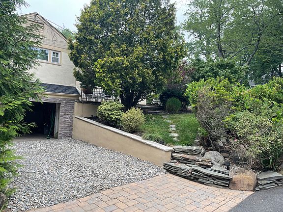 Steps leading up to front patio from driveway