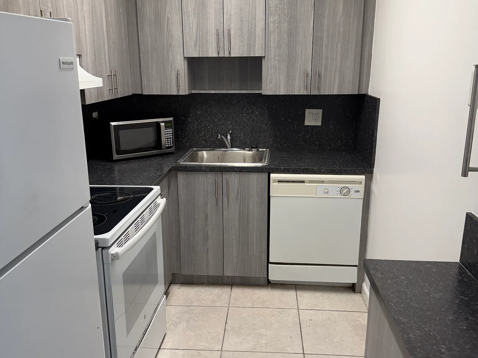 2 bed, 856 sqft, $1,700 — Photo 2