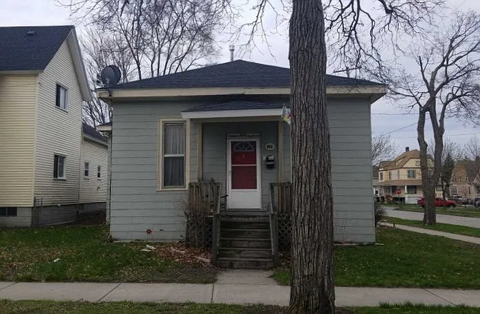 211 N Linn St photo 1
