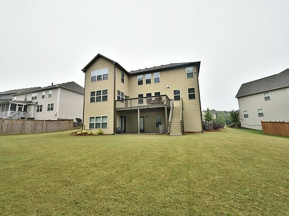 Level lot w/access to deck