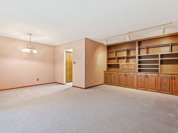 3rd image of 727 Woodstock Ln