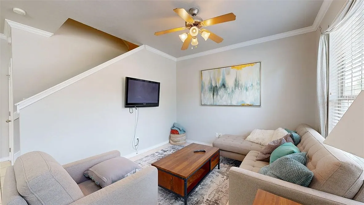 4 bed, 1496 sqft, $1,800 — Photo 2