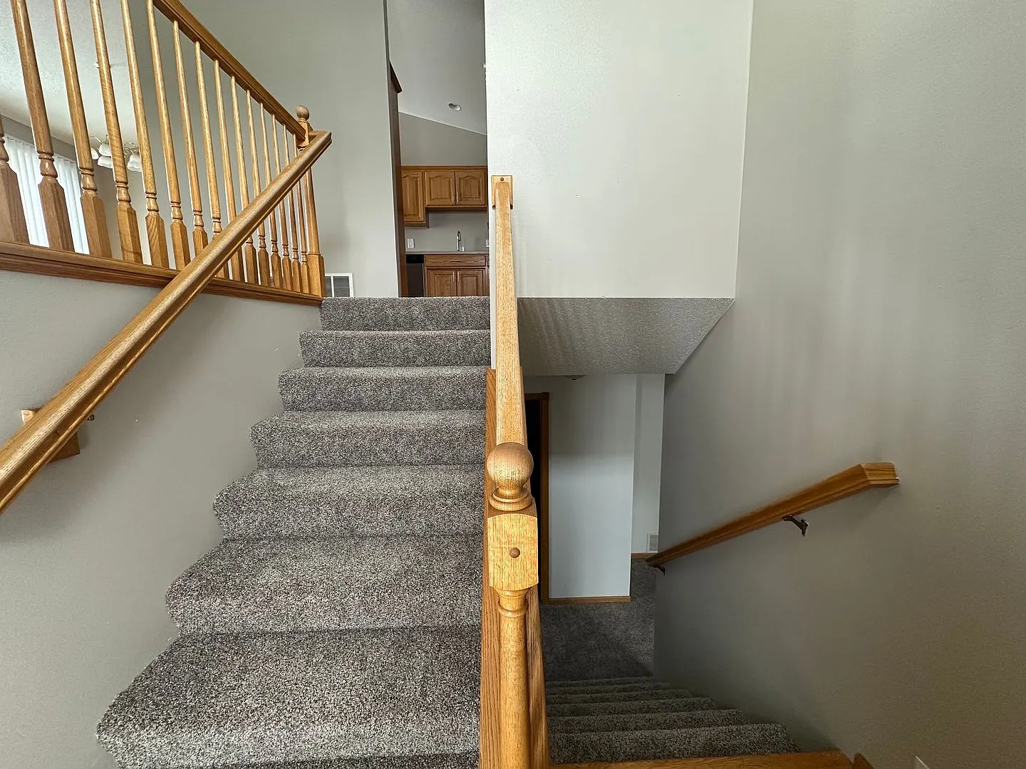 Comfortable 3-Bedroom with Garage & Fenced Yard for Rent — Photo 2