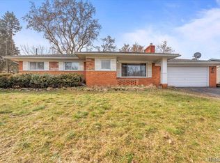 450 Maplegrove Dr, Highland, MI 48356